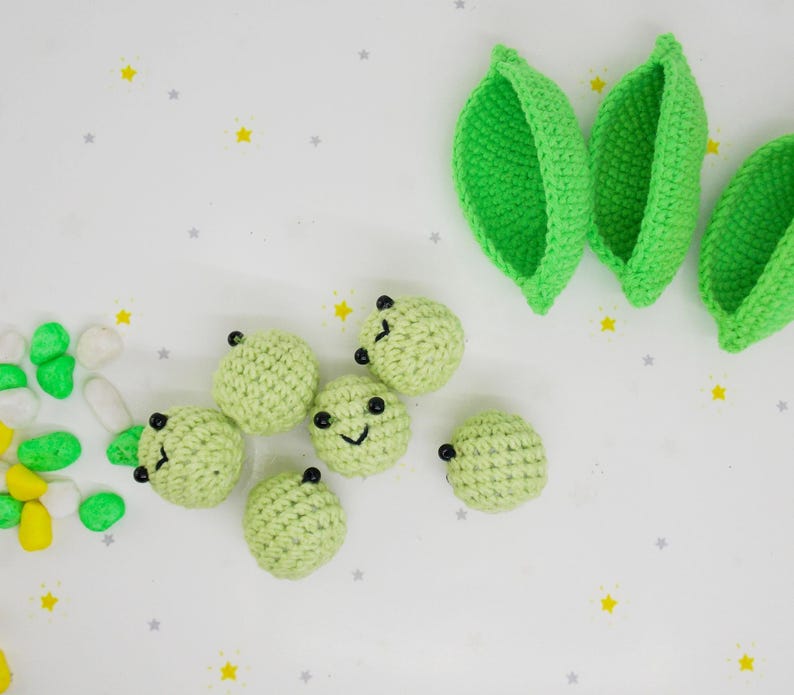 Pu&ograve; includere: Set di bruchi e foglie verdi all'uncinetto. Il bruco ha un corpo verde chiaro con occhi e antenne neri. Le foglie sono di un verde brillante. Il set &egrave; disposto su uno sfondo bianco con stelle.