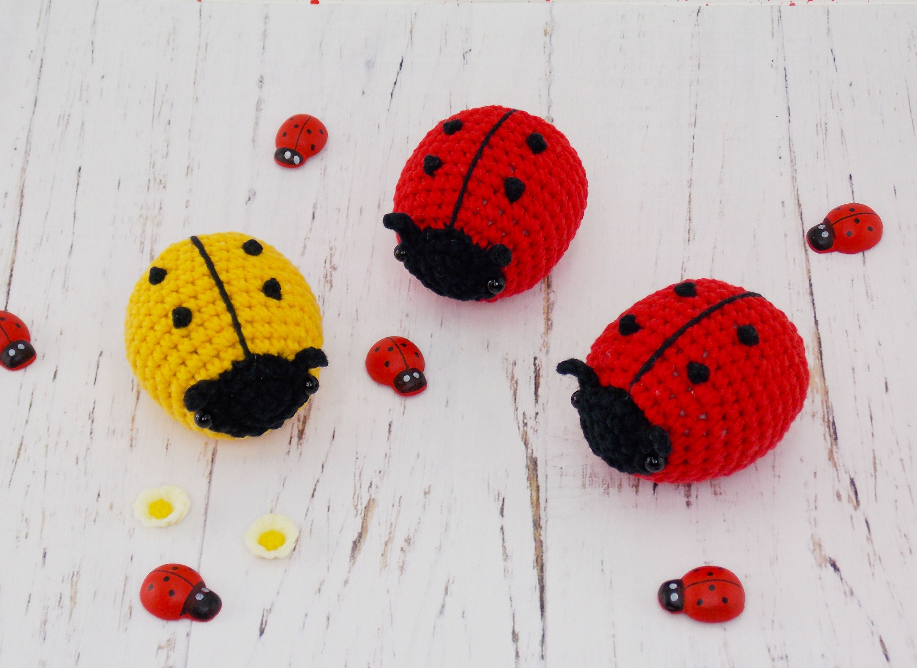 手編み、手作りてんとう虫です。 てんとう虫の編み方【かぎ針】（字幕）赤い体に黒い斑点の