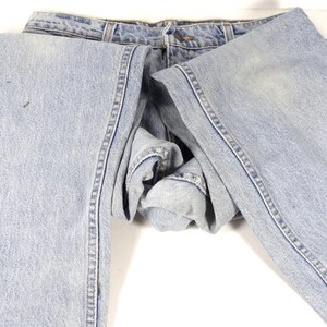 K&ouml;nnte beinhalten: Eine hellblaue Jeanshose, die in der H&auml;lfte gefaltet ist. Die Jeans hat einen klassischen geraden Schnitt und ist aus einem weichen, bequemen Stoff.