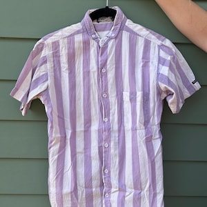 Cute Lavender and White Striped Camp Shirt Purple Striped Blouse Pier Connection Men’s Size S Striped Button Up