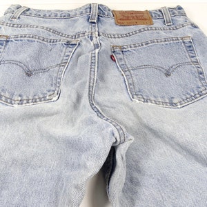 K&ouml;nnte beinhalten: Hellblaue Jeans aus Denim mit einem roten Levi's-Etikett auf der Ges&auml;&szlig;tasche.