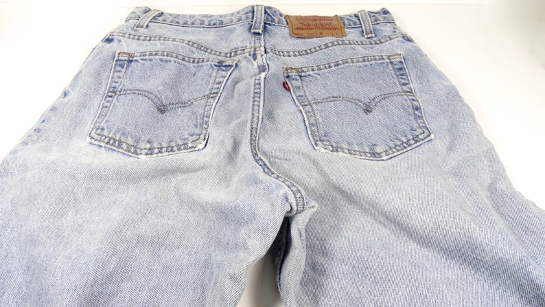 K&ouml;nnte beinhalten: Hellblaue Jeans aus Denim mit einem roten Levi's-Etikett auf der Ges&auml;&szlig;tasche.