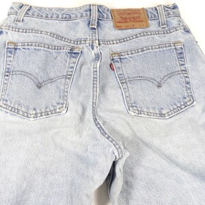 K&ouml;nnte beinhalten: Hellblaue Jeans aus Denim mit ausgewaschener Optik und zwei Ges&auml;&szlig;taschen. Die Jeans haben ein Levi's-Etikett auf der R&uuml;ckseite.