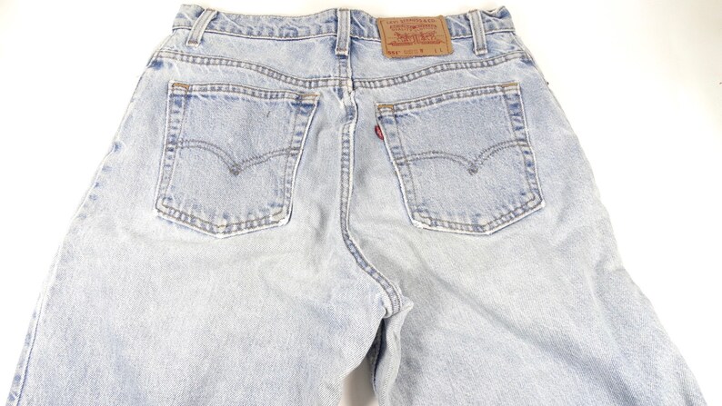 K&ouml;nnte beinhalten: Hellblaue Jeans aus Denim mit ausgewaschener Optik und zwei Ges&auml;&szlig;taschen. Die Jeans haben ein Levi's-Etikett auf der R&uuml;ckseite.