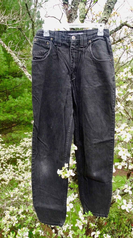 black mom jeans baggy