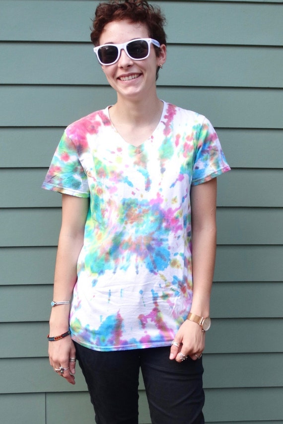 Vintage Gildan Tie Dye V Neck Tshirt Size S 34-36… - image 1