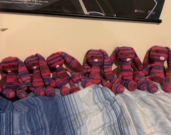 Coelhinho do Orgulho Bi de Crochê