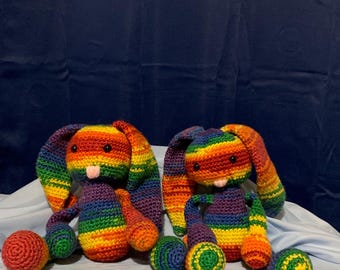 Coelhinho arco-íris de crochê