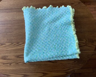 Manta de crochê para bebê com tema de primavera