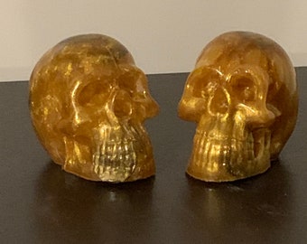 Crânio de resina dourada