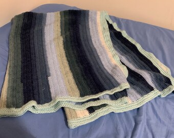 Manta de bebê com listras azuis