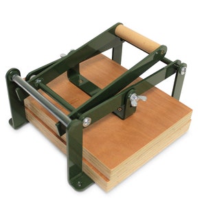 A5-size (junior legal+) hand lino press, lino cut press, heavy duty, steel, powdercoated green (ral 6020)