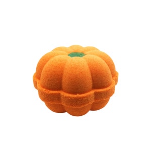 Op de afbeelding: Een oranje badbruisbal in de vorm van een pompoen met een groene accent op de top. De badbruisbal heeft een textuur en een ronde vorm, perfect voor badproducten met een herfst- of Halloween-thema.