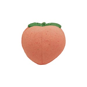 Puede incluir: Una bomba de baño con forma de melocotón con una superficie rosa melocotón texturizada. La parte superior presenta un detalle verde en forma de hoja. La bomba de baño está diseñada para parecerse a un melocotón, ideal para un baño relajante.