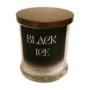 Puede incluir: Un tarro de vela de vidrio transparente con tapa marrón oscuro. La vela tiene una etiqueta negra con las palabras "BLACK ICE" en escritura blanca. La vela es una vela de soja natural y tiene 355 ml.