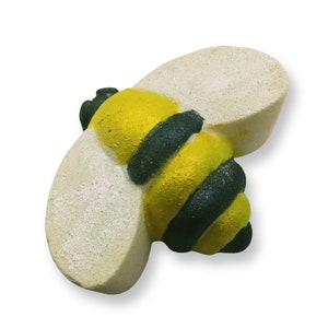 Honey bee bath bomb, bee bath bombs, vegan bath bombs, natural bath bombs, bath bombs, bath fizzy, bath fizz, handmade bath bombs, natural