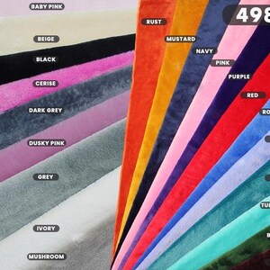 Pu&ograve; includere: Una cartella colori con 20 campioni di tessuto in vari colori, tra cui rosa tenue, beige, nero, ciliegia, grigio scuro, rosa tenue, grigio, avorio, fungo, ruggine, senape, blu navy, rosa, viola, rosso, blu reale, azzurro, verde acqua, turchese, bottiglia e vino. La cartella &egrave; etichettata con "498C".