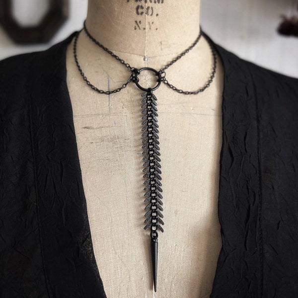 Vertèbres noircies - Collier chaîne lariat noir mat avec pointes et colonne vertébrale - Tour de cou brutaliste moderniste avec anneau torique avec pointes - Bijoux sur chaîne noirs