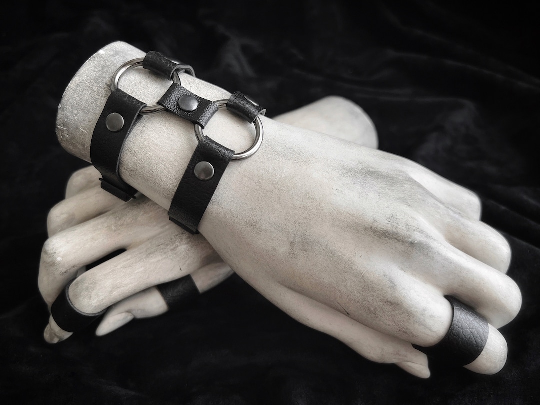アクセサリー Dsquared2 Tactical Ring Leather Arm Band DSQUARED2 Leather Bracelet | Black | FARFETCH