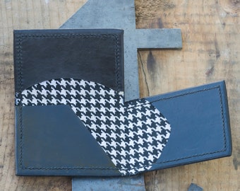 Cartera de cuero forrada con tres bolsillos y tres pliegues