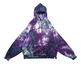 Sudadera con capucha teñida con la técnica tie-dye en forma de galaxia púrpura: para uso diario.