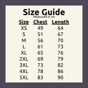 Puede incluir: Una tabla de gu&iacute;a de tallas con medidas en cent&iacute;metros. La tabla muestra tallas de XS a 5XL, con medidas de pecho y largo correspondientes. El texto "Size Guide" est&aacute; en la parte superior.