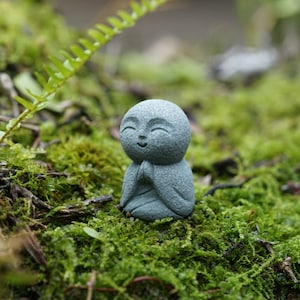 4 CM Miniatur kleiner Mönch Buddha Beten mit Beiden Händen Figur Fairy Garden Liefert Terrarium Zubehör