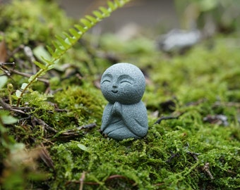 4 cm Miniatur-Miniatur-Mönch-Buddha, der mit beiden Händen betet, Figur, Feengarten-Zubehör, Terrarium-Zubehör