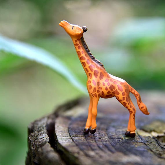 2個の小さなキリンミニチュア妖精の庭用品動物の置物DIYテラリウム