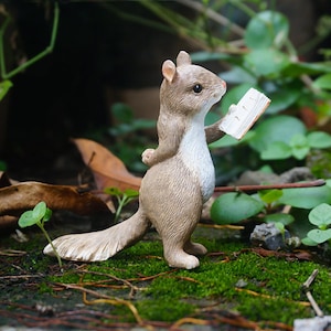 Miniatur-kleines Eichhörnchen-Lesebuch ， Miniatur-Feengarten-Versorgungsmaterial-Terrariumzubehör-Tierfigur