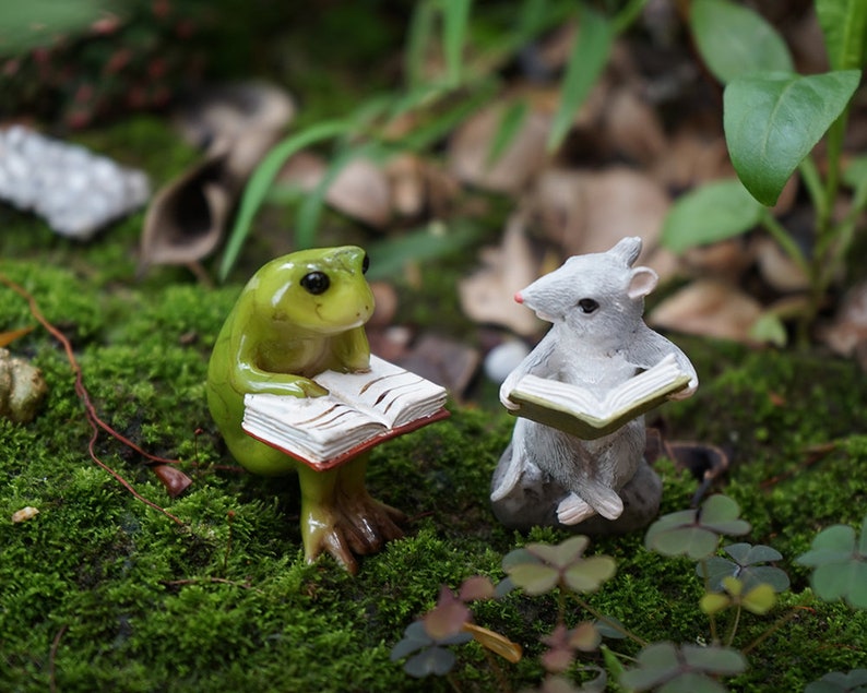 Miniature Small Frog Reading Book , Animal Figurines Fairy Garden Supplies Terrarium Accessories DIY Miniature Garden image 3
