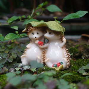 Fee Miniatur Kleine Liebhaber Igel mit Erdbeere Unter dem Blatt, Liebe Tierfiguren Garten Liefert Terrarium Zubehör DIY