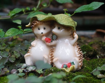 Fairy Miniature Small Lovers Hedgehogs with Strawberry Under the Leaf , Love Animal Figurines Garden Supplies Terrarium Accessories DIY