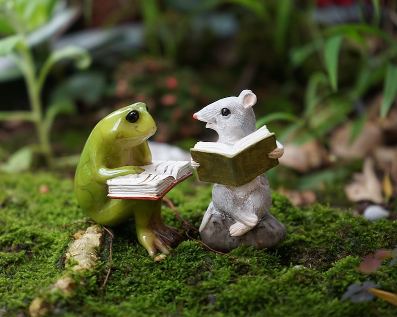 Miniature Small Frog Reading Book , Animal Figurines Fairy Garden Supplies Terrarium Accessories DIY Miniature Garden Frog & Mouse