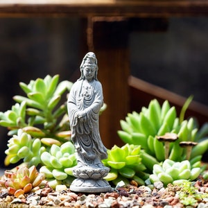 Miniatur Kleine Guanyin Avalokitesvara Stehfigur Fairy Garden Liefert Terrarium Zubehör