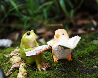 A set 2pcs Miniature Small Frog and Friend Bird Reading Book , Animal Figurines Fairy Garden Supplies Terrarium Accessories DIY Miniature