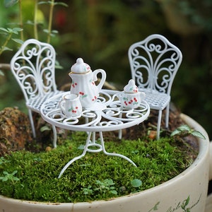 1:12 Miniatur Ein Satz von 6 Stück Eisen Tisch Stühlen mit Keramik Tassen Figuren Fee Garten Liefert Terrarium Zubehör