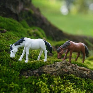 2pcs Small White and Brown Horse  Miniature Fairy Garden Supplies Animal Figurine DIY Terrarium Accessories Dollhouse Decoration