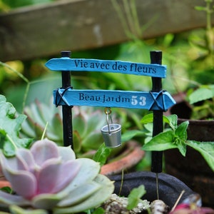 Fairy Garden Supplies Miniature Small Funny Guidepost with Bucket Figurine Plant / Mini Garden Decor Terrarium Accessories