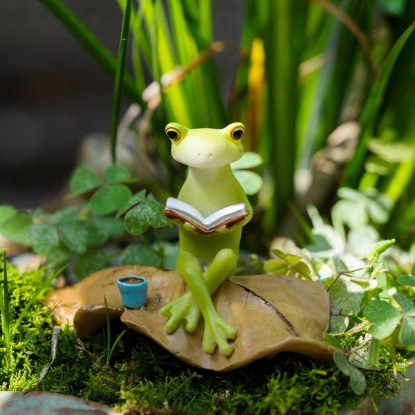Libro de lectura de rana pequeña en miniatura con café sentado en la hoja, figuritas de animales, suministros de jardín de hadas, accesorios para terrario, jardín en miniatura DIY