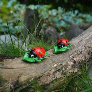 2pcs Miniature Small Ladybug Lay on Leaf Fairy Garden Supplies Animal Figurine DIY Terrarium Accessories Dollhouse Decoration