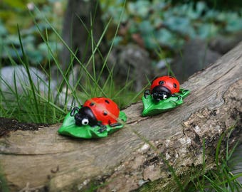 2pcs Miniature Small Ladybug Lay on Leaf Fairy Garden Supplies Animal Figurine DIY Terrarium Accessories Dollhouse Decoration