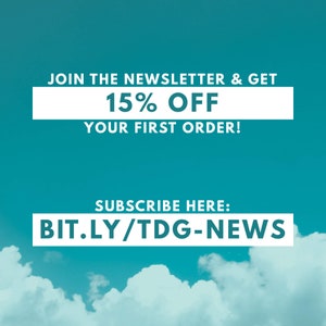 Puede incluir: Un fondo azul turquesa con nubes blancas. El texto en la imagen dice: "&iexcl;&Uacute;nete al bolet&iacute;n y obt&eacute;n un 15% de descuento en tu primer pedido! &iexcl;Suscr&iacute;bete aqu&iacute;: bit.ly/TDG-NEWS"