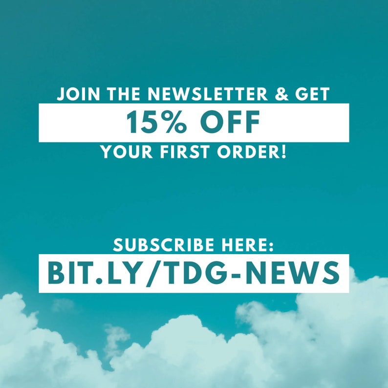 Puede incluir: Un fondo azul turquesa con nubes blancas. El texto en la imagen dice: "&iexcl;&Uacute;nete al bolet&iacute;n y obt&eacute;n un 15% de descuento en tu primer pedido! &iexcl;Suscr&iacute;bete aqu&iacute;: bit.ly/TDG-NEWS"