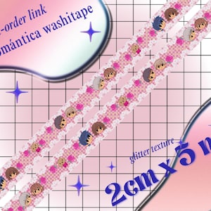 Puede incluir: Cinta washi rosa con un patrón repetido de caras de dibujos animados, rosas y ositos de peluche. La cinta mide 2 cm de ancho y 5 m de largo, con el texto "glitter/texture" y "2cm x 5 m". El fondo incluye el texto "Pre-order link Romántica washitape".