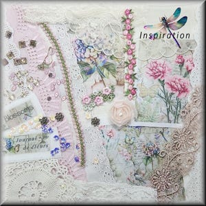Könnte beinhalten: Eine Collage aus cremefarbenen und weißen Spitzenbändern, rosafarbenen Blumenstoffresten und kleinen Metallverzierungen. Die Komposition enthält eine Libellengrafik, die Schriftzüge "Inspiration", "Blossoms" und "Journal de fleurs" sowie eine Stoffrose.