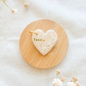 Etiqueta de identificación para mascotas con margaritas y corazón de arcilla: estilo bohemio, moderno y primaveral