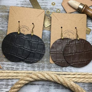 Läderörhängen | Runda krokodilpräglade hängen | Boho smycken [Svart eller brunt]
