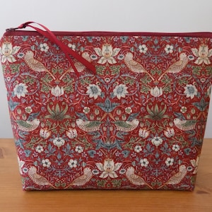 Trousse de toilette oiseaux et fleurs, grande trousse à maquillage, tissu en coton décoratif orné, trousse de toilette rouge, doublure imperméable, cadeau pour femme