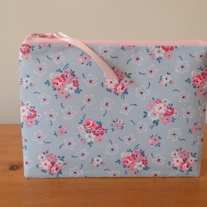 Pochette portaoggetti in grazioso tessuto floreale, piccola custodia per il trucco, borsetta per cosmetici floreale, cotone, blu, rosa, portamonete con cerniera, regalo da donna